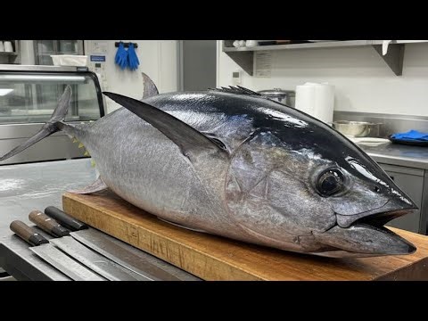 Super fast skills to cut fresh tuna