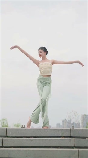 Embrace Joy and Sorrow: A Dance with Spring in the Classical Style ClassicalDance Qingyi D