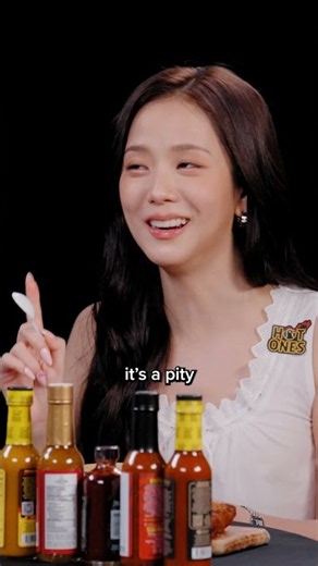 "It's a pity!" Jisoo FINALLY takes on Hot Ones! 🔥