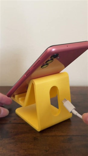 Amazing Phone Stand Made with a Bambu Lab 3D Printer 📱
