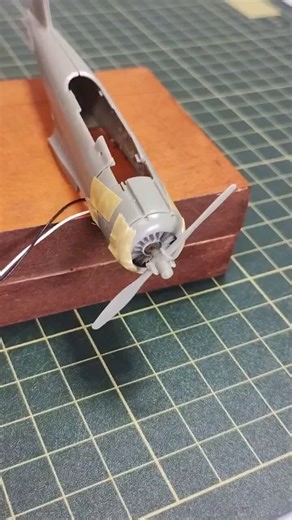 #十二試艦上戦闘機 その2エンジン仮始動 🌀いつもの4mm径の小型モーターを取り付けプロペラのシャフトはバッサリ切って0.7mm穴開け回転を確実にする為に瑞星エンジンの先端はカット😭、原型知らななければ気が付かないはず🤔FineMoldsファインモールド FR03 1/72#零戦 #電動 #電飾