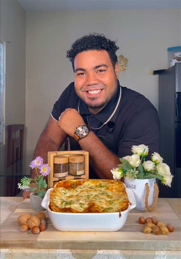 LASAÑA DE CERDO (RECETA 6/10 RECETAS NAVIDEÑAS ANTES DE NOCHE BUENA) INGREDIENTES: * 1/2 caja pasta de lasaña * 1 kilo carne de cerdo * 1 Cda sal * 1/2 Cda pimienta * 1 1/2 Cda ajo * 1/2 Cda orégano * 2 onzas WASAKAKA * 1 caldo de pollo * 2 chiles Guajillo * 2 chiles pasillas * Salsa bechamel / salsa blanca * Queso tipo holandés de * Queso mozarella #funny #funnymoments #navidad #lasaña