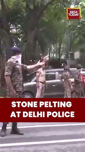 Delhi Protest Turns Tense As Stones Pelted At Police Personnel Near Feroz Shah Road #shorts