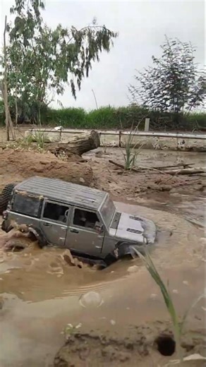 RC Jeep Wrangler 4x4 MN128 Conquers Deep Mud!