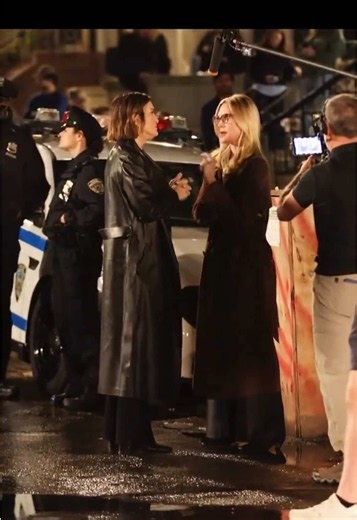 Mariska & Stephanie March on set of #SVU