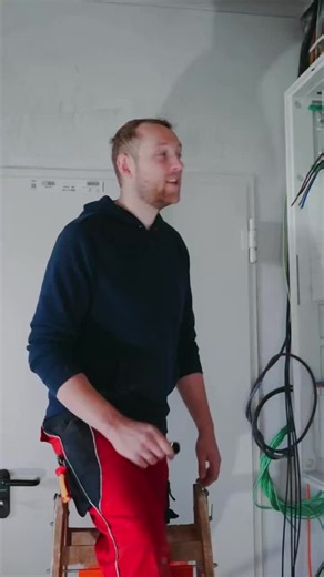 Es geht voran auf der Baustelle! 🏡⚡ Markus nimmt euch mit ins Einfamilienhaus und zeigt den aktuellen Fortschritt unserer Elektroarbeiten. Hier verbauen wir ein KNX-System, das das Zuhause fit für smarte Funktionen macht. 💡 Schaut rein und begleitet uns bei den nächsten Schritten! 🛠️ #KNX #SmartHome #Elektroinstallation #Elektrotechnik #Einfamilienhaus