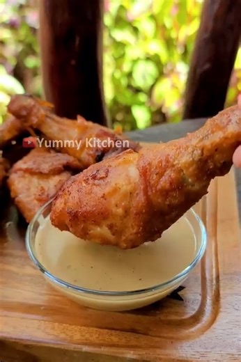 Para to doon sa nagrequest ng fried chicken daw na may gravy. Happy cooking! Learn how to make crispy fried chicken paired with rich, savory homemade gravy. This easy recipe delivers juicy chicken with golden skin—perfect for family meals or weekend treats! #FriedChicken #HomemadeGravy #CrispyChicken #ComfortFood #ChickenRecipe #GoldenFriedChicken #EasyDinner #PinoyStyleFriedChicken #LutongBahay #FamilyMeals | Yummy Kitchen