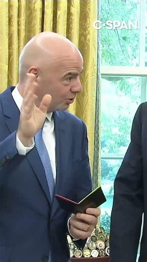 2018: FIFA president shows Trump a red card