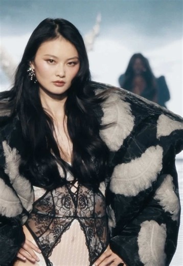 He Cong’s look and walk are our favorite new personalities. #victoriassecret #vsfashionshow