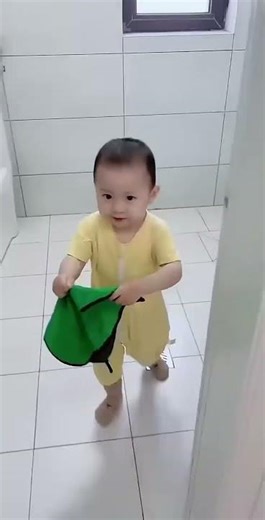 Two Year Old Baby Takes The Initiative To Help Mom With Housework! #baby #funny #cute
