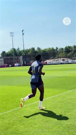 Alfonso Davies ALREADY back training at Bayern 🏃‍♂️‍➡️ (via fcbayern/IG)