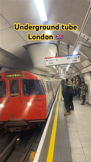 bakerloo line is arriving 🇬🇧 #bakerlooline #fasttrain #safetrain #safejourney #electrictrain