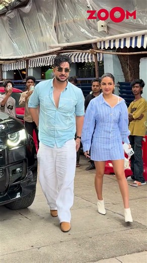 Aly Goni & Jasmin Bhasin pose for paps before heading inside the restaurant #shorts #alygoni