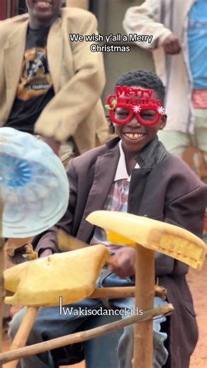We wish y’all a Merry Christmas and a Happy new year 🎊🎆🎈 #feliznavidad #kidsdancing #wakisodancekids #merrychristmas