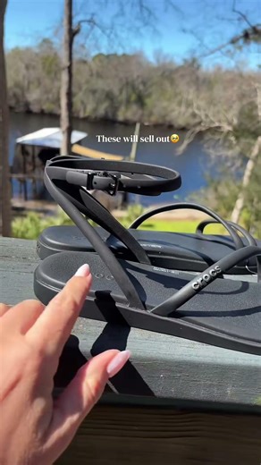 Crocs makes the most comfortable sandals!! Incredible ! Love the ankle strap on these! #crocs