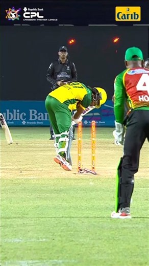 Yorked!💥Shamar Joseph with a deadly delivery to end the Powerplay!