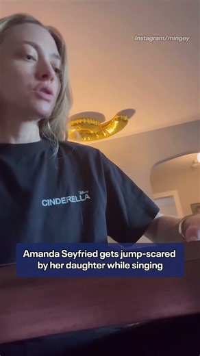 Props to Amanda Seyfried's daughter for pulling off an awesome jump-scare. 😂 (🎥: Instagram/mingey)