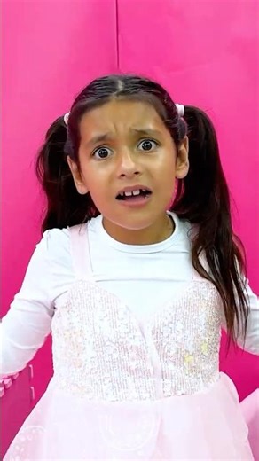 Glinda Ellie and Elphaba Aunty Beth Argue Over Emma’s Pink vs Green Style