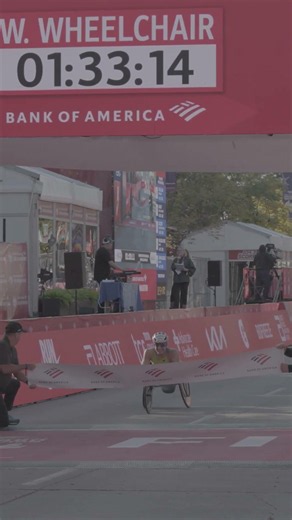 Catherine Debrunner smashes the women's wheelchair record in Chicago!