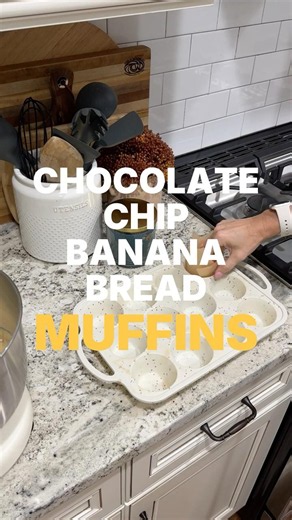 Easy Chocolate Chip Banana Muffins #easyrecipe #bananamuffins