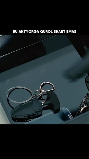 Kino medya on Instagram: "Film kodi (145) Telegram botimzga joylandi 日本利用压电瓷砖将脚步转化为电能。这些瓷砖捕捉来自你脚步的动能。当你行走时，你的重量和动作会对瓷砖产生压力。瓷砖会轻微弯曲，从而产生机械应力。瓷砖内部的压电材料将这种应力转化为电能。每一步都会产生少量电荷，而数百万步结合在一起就能产生足够的电力来驱动 LED 灯、数字显示屏和传感器。在像涩谷车站这样繁忙的地方，每天大约有240万个脚步为这一系统作出贡献。这些电能可以被储存或立即使用，从而减少对传统电力来源的依赖，并支持可持续的城市基础设施。这种方法将日常运动转化为实用的可再生能源 ＃日本#知识#事实 #你知道吗 #推荐 #科技 创新 历史 技术 实验 热门"