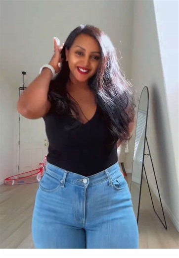 Hey my loves, I am 6 weeks postpartum and somehow putting my jeans back on made me way more excited than it probably should have🙈 I haven’t started working out or dieting yet… just focusing on healing and taking care of myself. My body did something amazing, and I’m proud of it🙌🏾But sometimes it’s the little things that make you happy 👖😎 #pospartum #secondtimemom #mamabear #fryatyemane