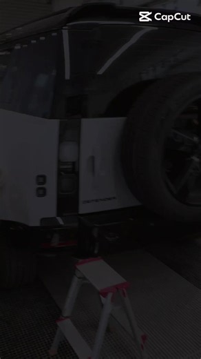 👑 圧倒的な存在感。ディフェンダーに極上の輝きを。 🚙 LAND ROVER DEFENDER 無骨で力強いスタイルに、さらなる上質さをプラス。 今回は ボディ・ホイールコーティング を施工✨ ボディは深みのある艶と美しい光沢を引き出し、ホイールまで丁寧にコーティング。 細部まで妥協しない施工で、ディフェンダーの存在感をさらに際立たせます。 ✨ 美しい艶 ✨ ボディを保護 ✨ ホイールまでトータルケア 愛車の価値を、細部から磨き上げる。 最高の一台に、最高の仕上がりを。👑 #ディフェンダー #ランドローバー #クォンタム #Ultimate #Quantum