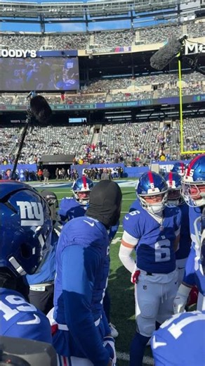 Inside the pregame huddle with Brian Burns 🗣️ #shorts #nfl #Giants #nygiants #newyorkgiants