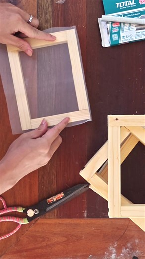 Quá trình tạo ra một bộ khuôn gồm mould và deckle. #giaytaiche #tiemgiaythuba #papermaking #slowliving