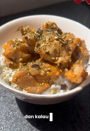 Masih percaya nasi bikin gendut? Aku lohh tiap hari masih makan nasi tapi tetep bisa on track dietnya dan maintain BB, karena ya yang jahat bukan nasinya, tapi napsu kita yang gabisa kontrol porsi🤣🙏🏻 dann plliiisss makin kesini harus makin pinter olah informasi yaa, coba cari dulu faktanyaa, karena ya banyak banget hoax yang beredar di sosmed. Dan kalian bisa klik tombol share di kanan bawah, lalu report ke tiktok kalau memang ada konten yang ga sesuai fakta. 🙆🏻‍♀️ Aku juga jadi tau lebih b