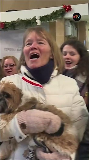 Flashmob : une centaine de choristes reprend Allumer le feu de Johnny Hallyday à la gare de Dijon