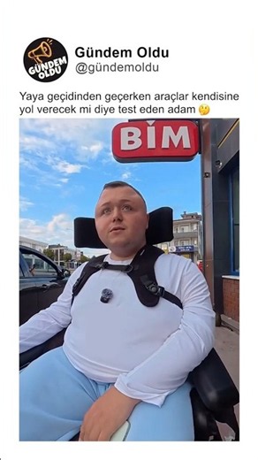 Yaya geçidinden geçerken araçlar kendisine yol verecek mi diye test eden adam 🤔