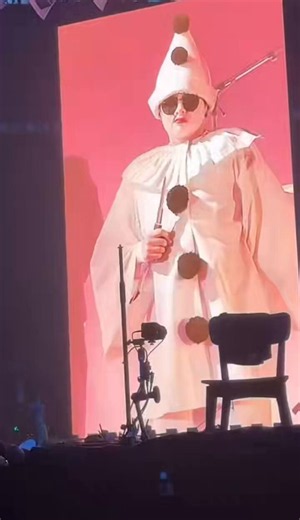 THE SECRETARY IS THE CLOWN IM FREAKING OHT OH MYOGD #MCRLONDON