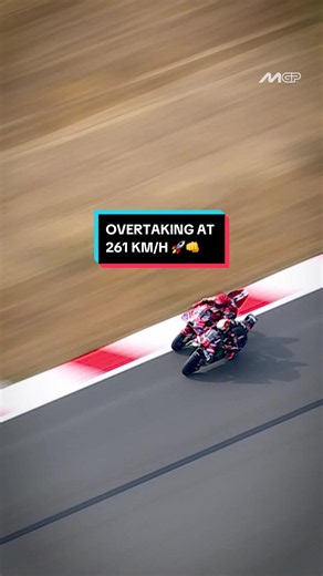 Attack mode ON to overtake at 261 km/h 🚀👊 #BritisGP🇬🇧 #MotoGP #MarcoBezzecchi