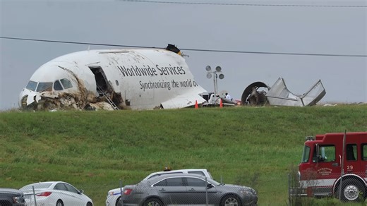 Watch a cargo jet crash just before the runway - "Too low"