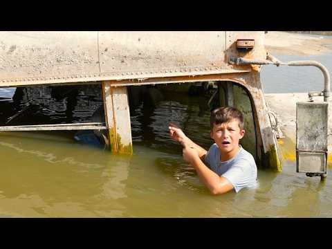 Exploring Abandoned Flooded School Bus