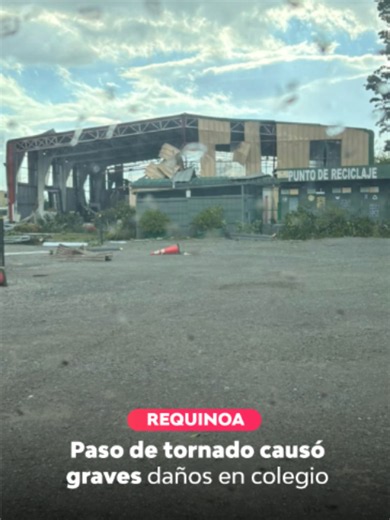 🚨 REGISTRAN PASO DE TORNADO ⚠️ Aproximadamente a las 18:00 horas de este lunes se registró el paso de un tornado por la región de O'Higgins, entre las localidades de Machalí y Requinoa. El paso del tornado en Requinoa provocó la destrucción de un colegio de la localidad, en el cual, de acuerdo a la información del alcalde, se encontraban los alumnos en su interior. Hasta el momento no se han reportado personas heridas, solo un grave daño estructural. De forma paralela se han reportado cortes de