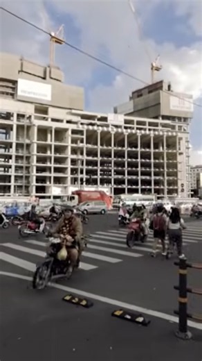 How to Cross the Street in Vietnam 🇻🇳