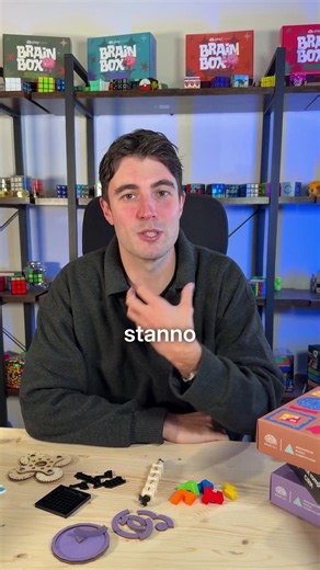 SOLD OUT! 🎉 Abbiamo raggiunto 2.500 iscritti e i posti in Italia sono finiti. O forse no? Non ce la sentivamo di lasciare fuori tante persone, quindi abbiamo preso una decisione: i rompicapo che avevamo messo da parte per la vendita futura del kit li useremo per la gara. Così abbiamo aperto 500 POSTI EXTRA. ⏳ Restano disponibili fino al 31 ottobre. Dopo quella data non sarà più possibile iscriversi, nemmeno se rimangono posti liberi. 📅 La gara è sabato 28 novembre alle 15:00 🎁 Ogni partecipan