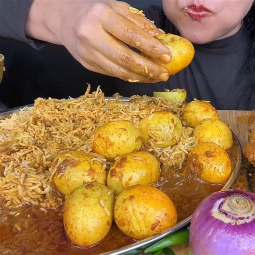 ASMR: EATING SPICY EGG CURRY🔥 BASMATI RICE || #shorts #mukbangn#asmreating #mukbangasmr #asmr