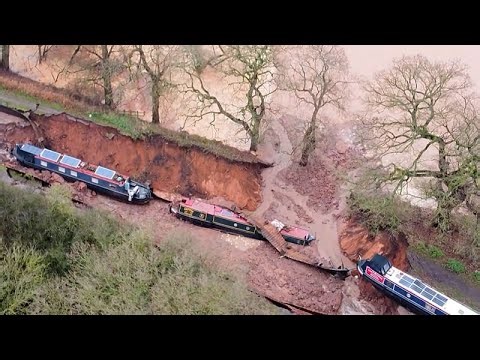 Video shows boats swallowed by a giant hole in Shropshire, UK