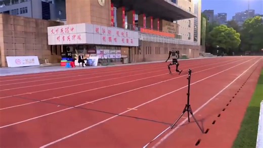 Unitree has unveiled a robot that can run at a speed of 10 m/sThat’s comparable to professional sprinters competing at the Olympics.Previously, such speeds were unattainable for bipedal robots.