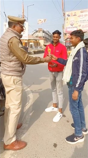 बच्चों को मुबारकबाद के साथ शिक्षा का महत्व बताया।।#trafficawarenes #happynewyear2026 #meetup #shorts