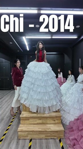 Kid models walk down the stairs in BIG and LONG dresses! #bybacademy #daotaonguoimau #5G