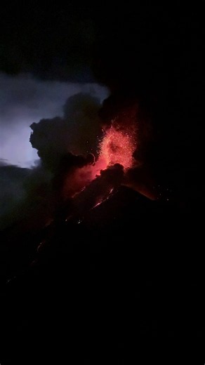 Vulkanausbruch in Guatemala: Gewaltige Lavafontäne schießt in den Himmel
