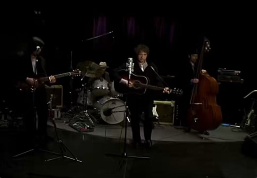 27 years ago, the all-star tribute for Johnny Cash was broadcast (April 18, 1999). Among others, Bob Dylan performed with his band, playing the song “Train of Love.”Cash wrote in a letter afterwards: „Thank you Bob, for doing my song. You looked great and sounded great.“