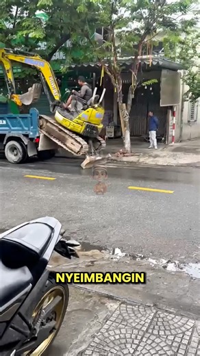OPERATOR INI TURUNKAN EKSKAVATOR PAKAI SKILL TINGKAT DEWA 😱