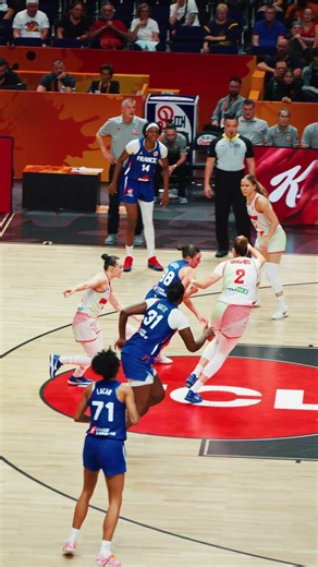 Pauline Astier wading through traffic 🚥 #FIBAWWC