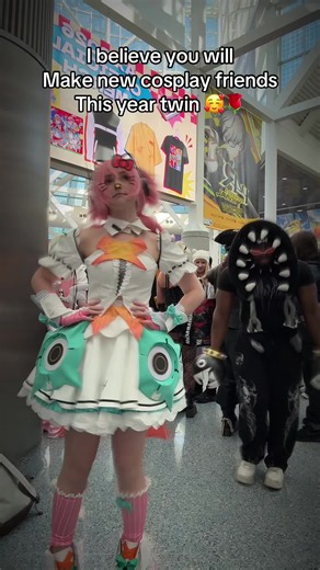 Cosplay Twins Meet New Friends: Ava & Pookie Bear Moment