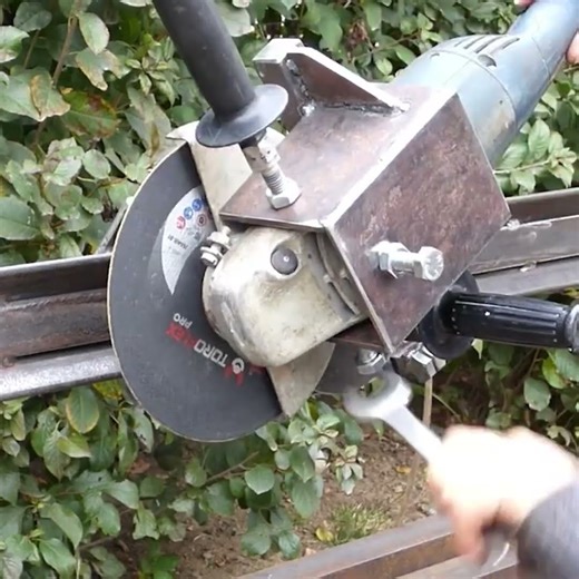 “DIY Linear Bearing Tool – Sliding a Big Angle Grinder to Cut Metal!”